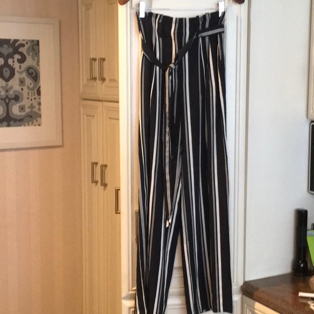 Chelsea28 PaperBag Waist Pants size 00. Navy and White Stripe with Slash Pockets